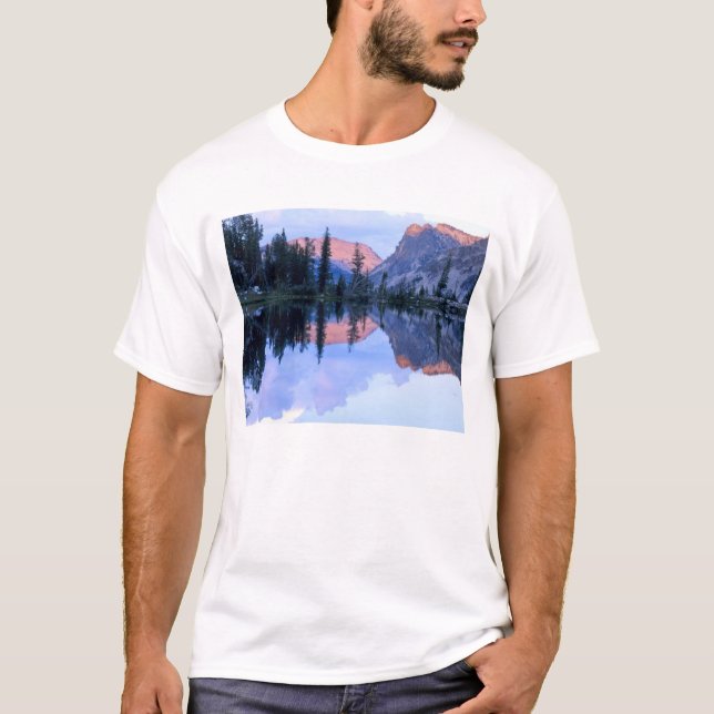 Sawtooth Wilderness, Idaho. USA. Cumulus Tee Shirt (Framsida)