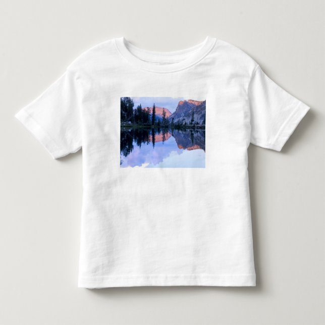 Sawtooth Wilderness, Idaho. USA. Cumulusmoln Tee Shirt (Framsida)