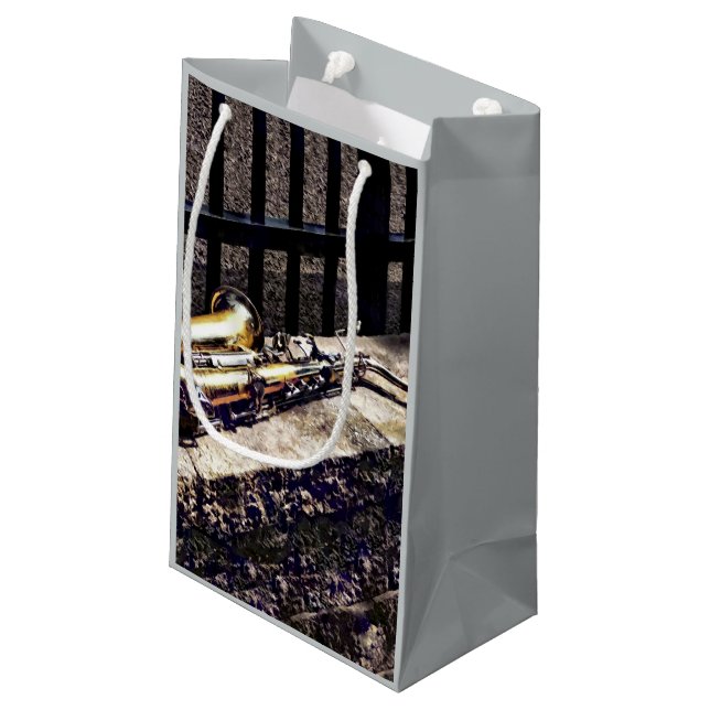 Saxofon på vägg (Baksidan Vinklad)