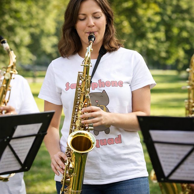 Saxofon Squad Söt Brun Katt Rolig Rosa T Shirt (A shirt with a cute brown cat playing the sax and the words Saxophone Squad in pink.)