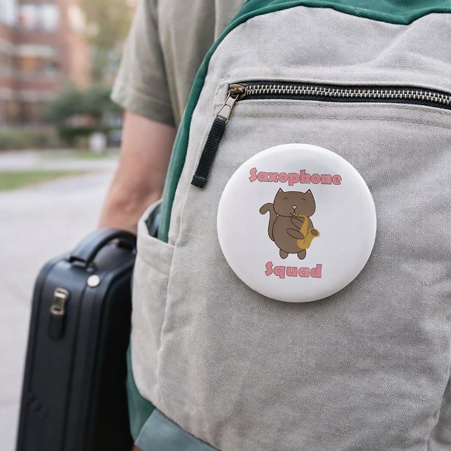 Saxofon Squad Söt Kawaii Katt Rosa Knapp (A pin featuring a brown cat playing saxophone and the words saxophone squad in pink.)