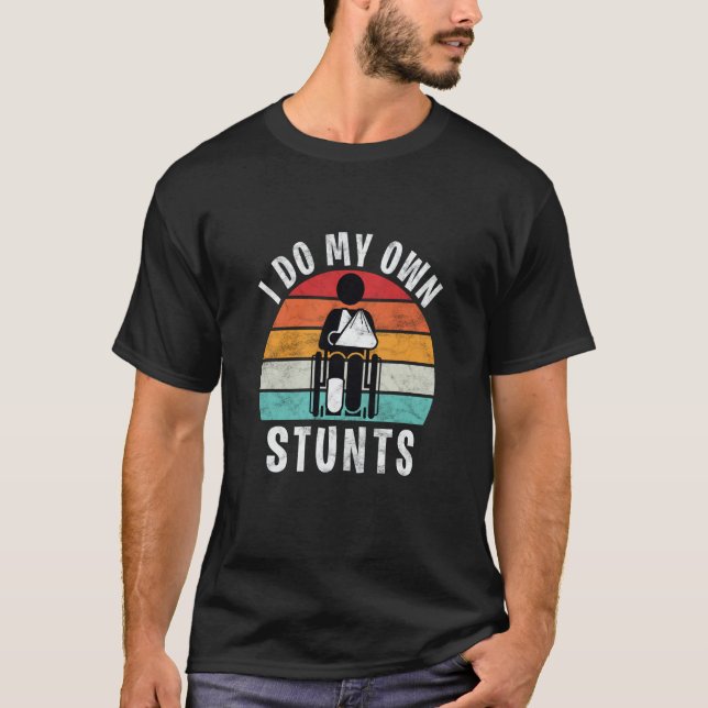 Saying I Do All My Own Stunts Broken Leg T Shirt (Framsida)