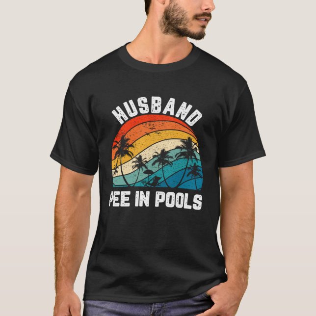 Sayings Jokes Sarcastic Retro Husband Pee In Pools T Shirt (Framsida)