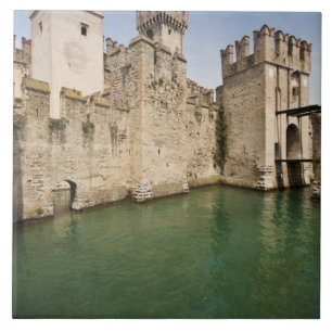 Scaligerborgen, Sirmione, Brescia-provinsen, Kakelplatta