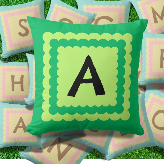Scallop Alphabet Monogram Scalloped Design grönt Kudde (Skapare uppladdad)