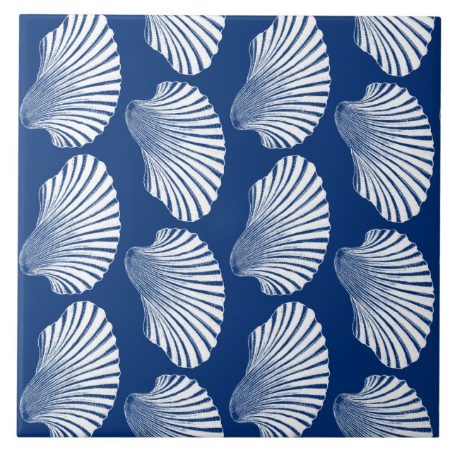 Scallop Snäcka Print, Navy Blue and White Kakelplatta (Framsidan)