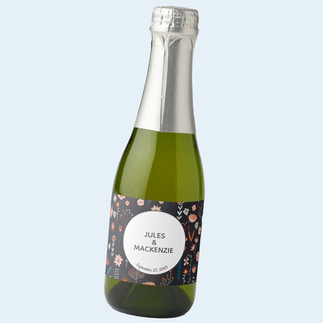 Scandinavian Summer Flowers Mörk Boho Bröllop (Dark floral Scandi personalized wedding wine label)