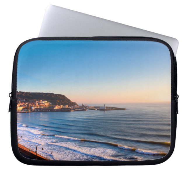 Scarborough Kusten Laptop Sleeve (Framsidan)