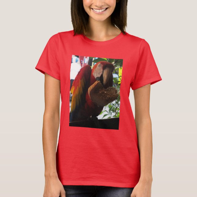 Scarlet Macaw Parrot Eating Toast T-shirt (Framsida)