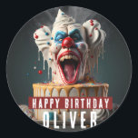Scary clown thema Birthday Runt Klistermärke<br><div class="desc">Födelsedlarna med en Scary clown matade med födelsedagskalas med "Grattis på födelsedagen",  fetstil med versaler. Anpassa den genom att lägga till ditt/dina namn.</div>