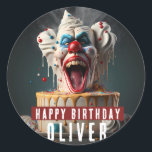 Scary clown thema Birthday Runt Klistermärke<br><div class="desc">Födelsedlarna med en Scary clown matade med födelsedagskalas med "Grattis på födelsedagen",  fetstil med versaler. Anpassa den genom att lägga till ditt/dina namn.</div>