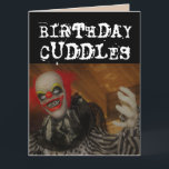SCARY EVIL CLOWN BIRTHDAY CUDDLES & KISS Cards Kort<br><div class="desc">SCARY BIRTHDAY CLOWN CUDDLES OVERSIZED CARD. (OCKSÅ TILLGÄNGLIGT I MINDRE STORLEKAR) FUNNY MEDDELANDE INSIDE.</div>