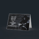 Scary Funny Grim Reaper Birthday Kort<br><div class="desc">Ett födelsedagskort med mörk som innehåller Grim Reaper i helvetets mörk med texten: "Gamla år är inte så illa om du tänker på alternativet."</div>