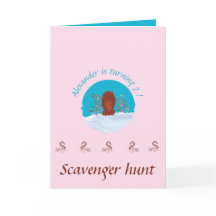 Scavenger hunt kul ekorre gräver på pastellrosa