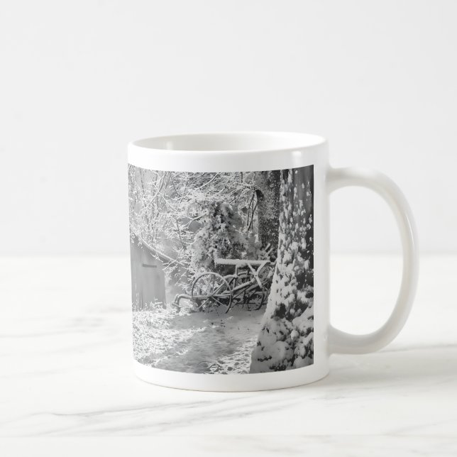 Scen med svart och vit bakgrundsbelyst Snö på land Kaffemugg (Höger)