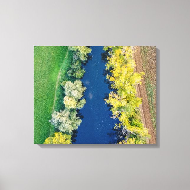 Scenärt flyglandskap med sjö & träd i fall canvastryck (Framsida)