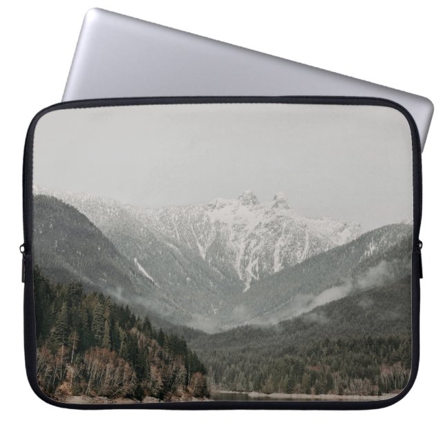 SCENERY OF TRÄD AND MOUNTAIN LAPTOP FODRAL (Framsidan)