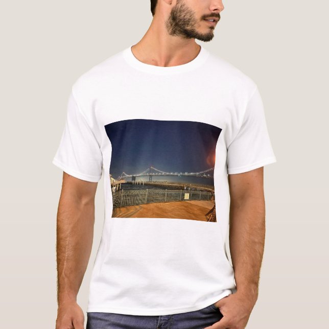 Scenes of San Francisco Bay Bridge T-Shirt (Framsida)