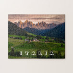 Scenia Funes Valley, Dolomites, Italien Pussel<br><div class="desc">I denna design finns ett foto av en kyrka som är inkapslad i den sceniska Funes Valley i Sydtyrolen,  Italien,  med Dolomitbergen i bakgrunden ord "Italia" (Italien) visas vid grund i vit,  öppen,  ansikte typografi. Bild av Alessandro DeRosso från Pixabay.</div>