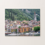 Scenia Varenna, Italien på Sjö Como Pussel<br><div class="desc">Den här scenvyn av Varenna, Italien var underbar personligen, men det blir din egen speciella syn när den är färdig. Varenna är en kommun på Sjö Como i provinsen Lecco i den italienska regionen Lombardiet, som ligger cirka 60 kilometer norr om Milano och cirka 20 kilometer nordväst om LeccoSize: 11...</div>