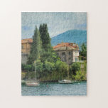 Scenia Varenna, Italien på Sjö Como Pussel<br><div class="desc">Den här scenvyn av Varenna, Italien var underbar personligen, men det kommer att vara din egen speciella syn när den är färdig. Varenna är en kommun på Sjö Como i provinsen Lecco i den italienska regionen Lombardiet, som ligger cirka 60 kilometer norr om Milano och cirka 20 kilometer nordväst om...</div>