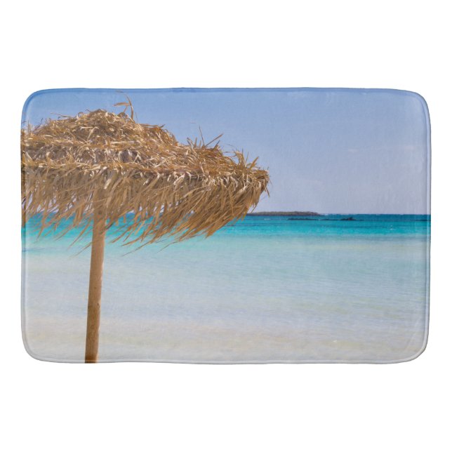 Scenic Tropical Beach with Straw Umbrella Badrumsmatta (Framsidan)