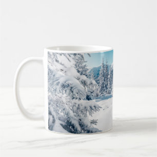 Scenisk bild av källorna träd. Frosty Day, lugn wi Kaffemugg
