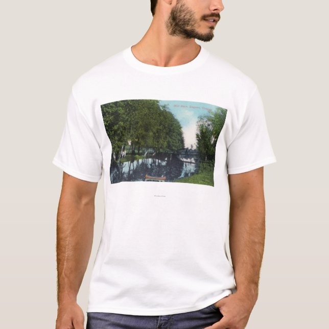 Scenisk flod med kanoten SceneEugene, ELLER Tee Shirt (Framsida)