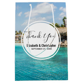 Scenisk tropisk strand med Thatched Huts Bröllop