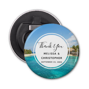 Scenisk tropisk strand med Thatched Huts Bröllop Flasköppnare