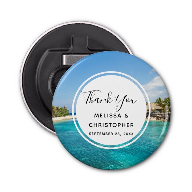 Scenisk tropisk strand med Thatched Huts Bröllop Flasköppnare (Framsidan)