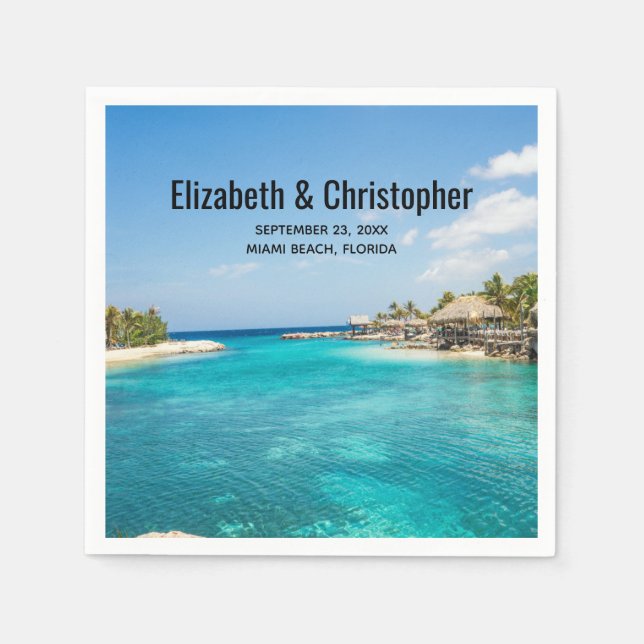 Scenisk tropisk strand med Thatched Huts Bröllop Pappersservett (Framsidan)