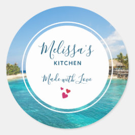 Scenisk tropisk strand med Thatched Huts Kitchen Runt Klistermärke