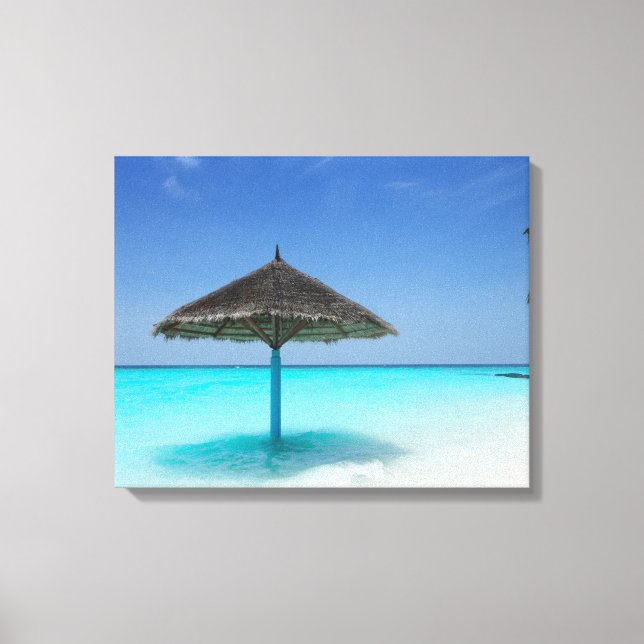 Scenisk tropisk strand med tunn paraply canvastryck (Framsida)