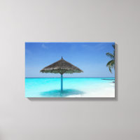 Scenisk tropisk strand med tunn paraply