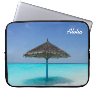 Scenisk tropisk strand med tunn paraply laptop fodral