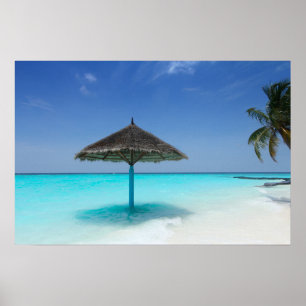 Scenisk tropisk strand med tunn paraply poster