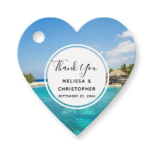 Scenisk tropisk strand med tunna huts-Tack