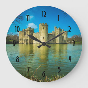 Sceniskt Bodiam slott i östliga Sussex England Stor Klocka