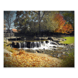 Sceniskt fotfoto för höstvattenfall i liggande nat fototryck