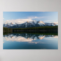 Sceniskt landskap för kanadensiska Rockies vid sol