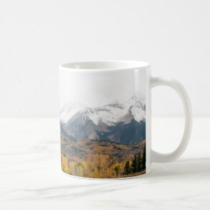 Scenväg genom Höst färger och bergstrakter Kaffemugg