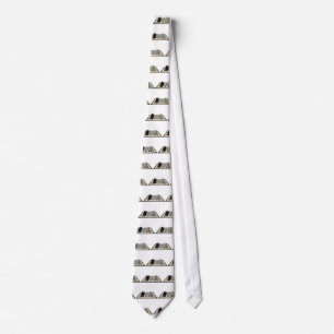 Schackbrädet med schack lappar: slips