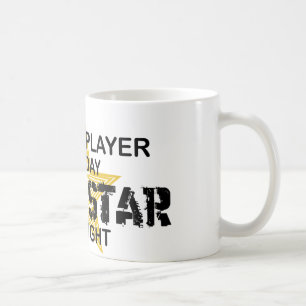 Schackspelarerockstjärna vid natt kaffemugg