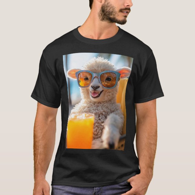 Schaf genießt den Strandurlaub T Shirt (Framsida)