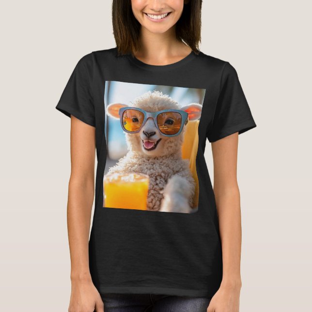 Schaf genießt den Strandurlaub T Shirt (Framsida)