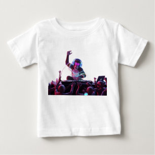 Schimpans DJ som mixar musik på en neon futuristis T Shirt