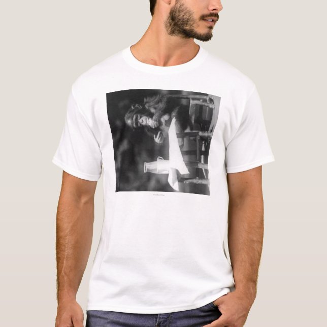 Schimpans som placeras på bord på medborgarezooen tee shirt (Framsida)
