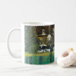 Schloss Kammer om Attersee II av Gustav Klimt Kaffemugg<br><div class="desc">Schloss Kammer om Attersee, II (1909) av Gustav Klimt är en vintage av bra Viktorian Era konst symbolism. En yttre syn på ett slott (en forna fästning). Det finns en stor träd-odling i trädgårdarna runt hemmet. Schloss Kammer är ett slott som omges av vatten i Sjö Attersee i norra Österrike...</div>