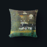 Schloss Kammer om Attersee II av Gustav Klimt Kudde<br><div class="desc">Schloss Kammer om Attersee, II (1909) av Gustav Klimt är en vintage av bra Viktorian Era konst symbolism. En yttre syn på ett slott (en forna fästning). Det finns en stor träd-odling i trädgårdarna runt hemmet. Schloss Kammer är ett slott som omges av vatten i Sjö Attersee i norra Österrike...</div>